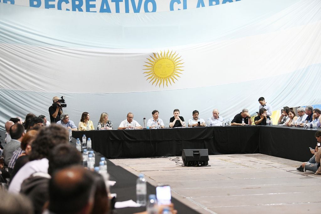 Kicillof se reunió en Claromecó con 15 intendentes y representantes del sector productivo