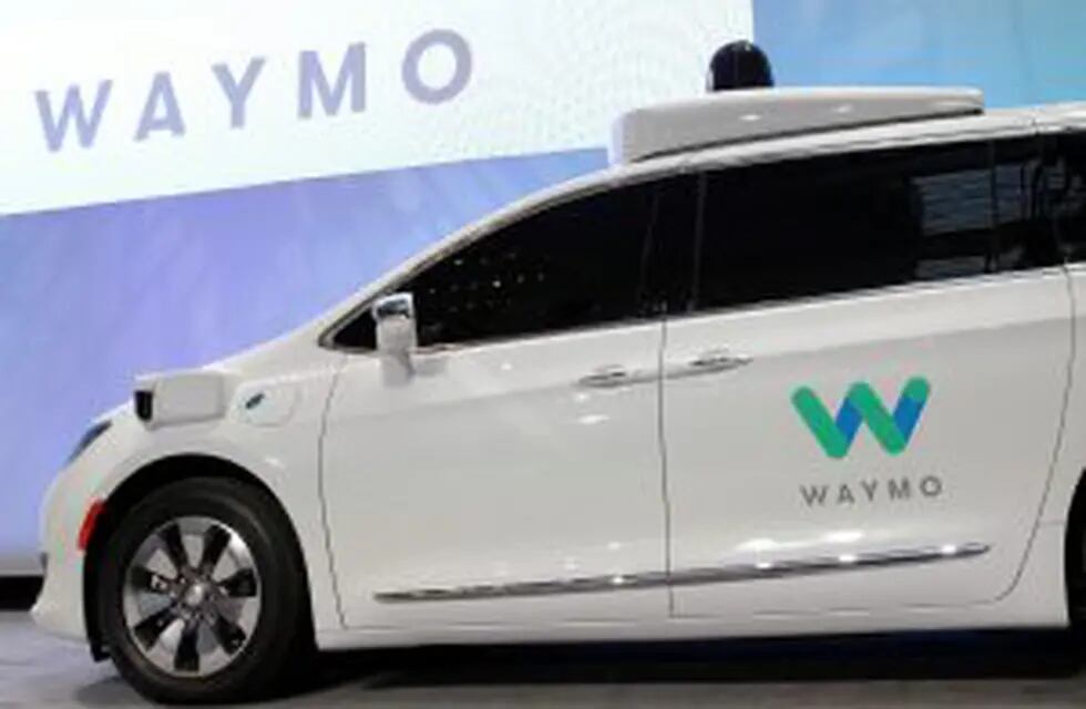 Waymo unveils a self-driving Chrysler Pacifica minivan during the North American International Auto Show in Detroit, Michigan, U.S., January 8, 2017.  REUTERS/Brendan McDermid