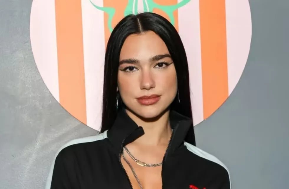 Dua Lipa conquistó desde Nueva Zelanda con el mar de fondo y un conjunto dorado perfecto para el verano.