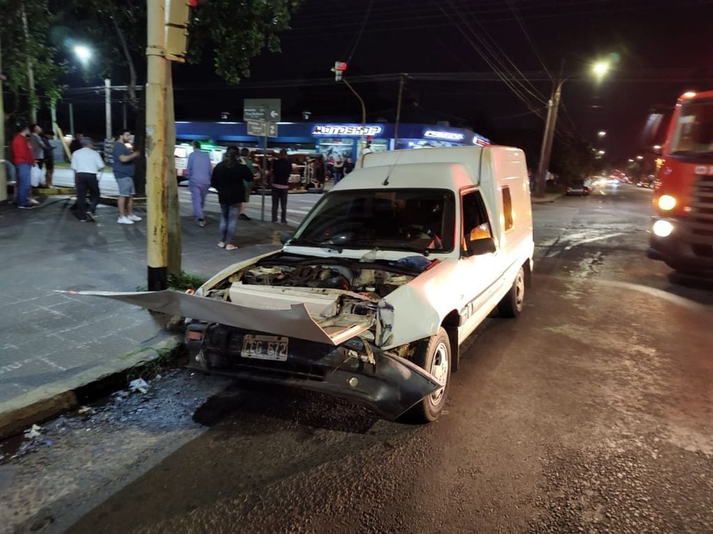 Una ambulancia y un utilitario colisionaron en Posadas y dejaron dos heridos.