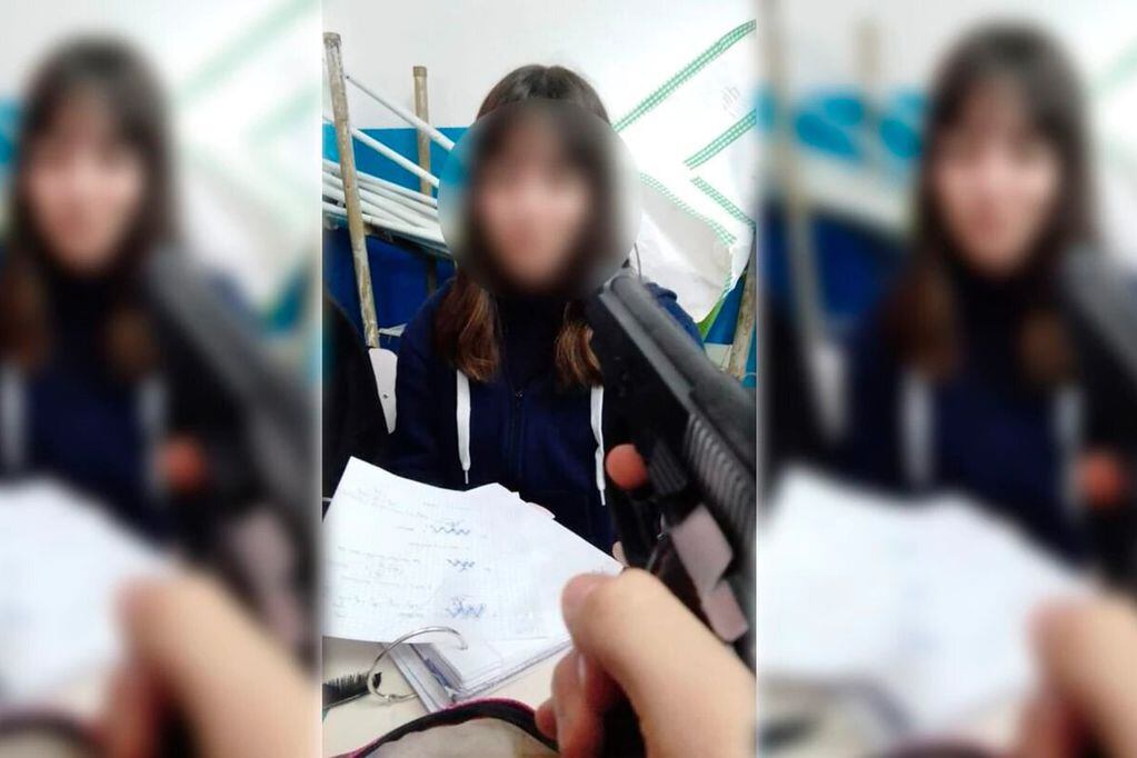 Una de las imágenes que se viralizó, donde el alumno le apunta a la cara a una compañera.
