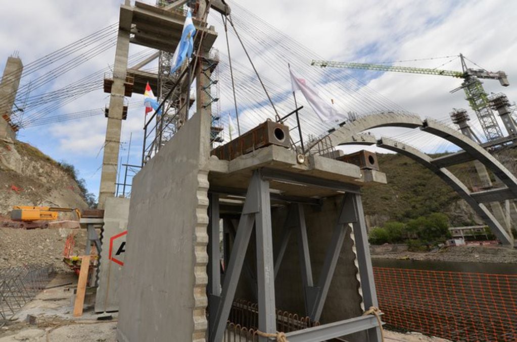 Se cerró el arco del puente que se construye sobre el lago San Roque.