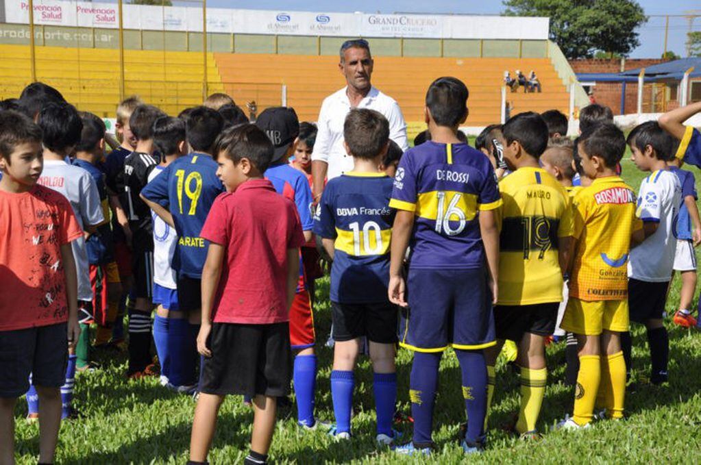 Raúl Cascini exjugador de Boca con los chicos que fueron a la clínica deportiva en el estadio Guacurarí de Crucero. (Misiones Online)