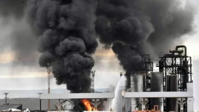 El humo en la refinería New American Oil (NAO) en Plaza Huincul tras la explosión.
