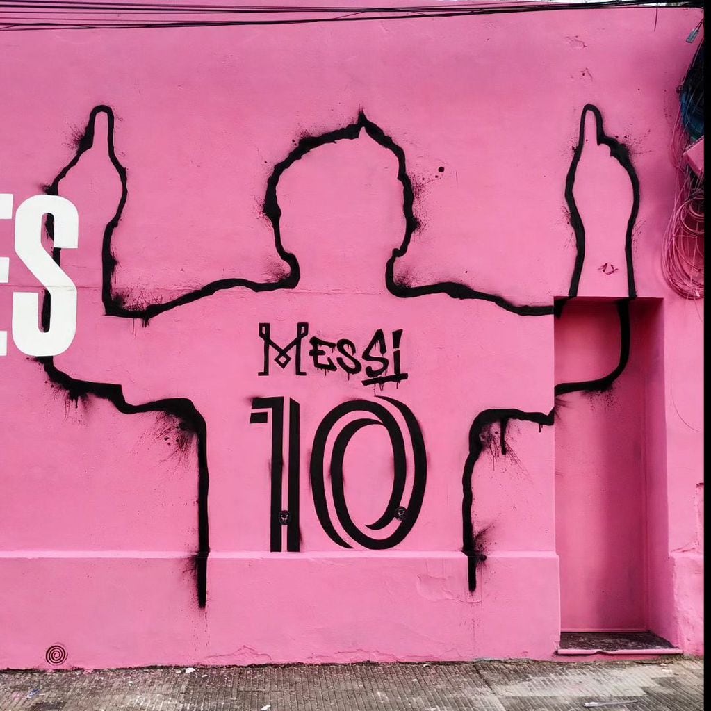 El artista callejero Darío Nota, conocido como Dimas, inauguró en Rosario un mural dedicado a Lionel Messi y su llegada a Inter Miami. El grafitero pintó la fachada de un estacionamiento ubicado sobre Cochabamba al 1500.