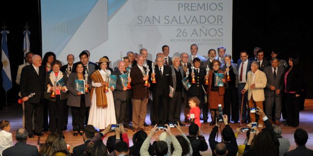 Las autoridades de la Municipalidad de San Salvador de Jujuy junto a los 23 galardonados que recibieron el reconocimiento y homenaje que desde hace 26 años otorga la comuna local.