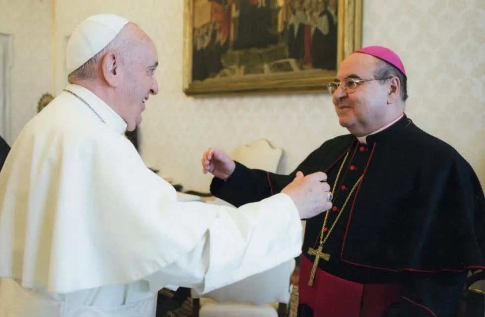 El Papa Francisco recibió con un cálido abrazo al obispo de Iguazú, Marcelo Martorell. (Vaticano)