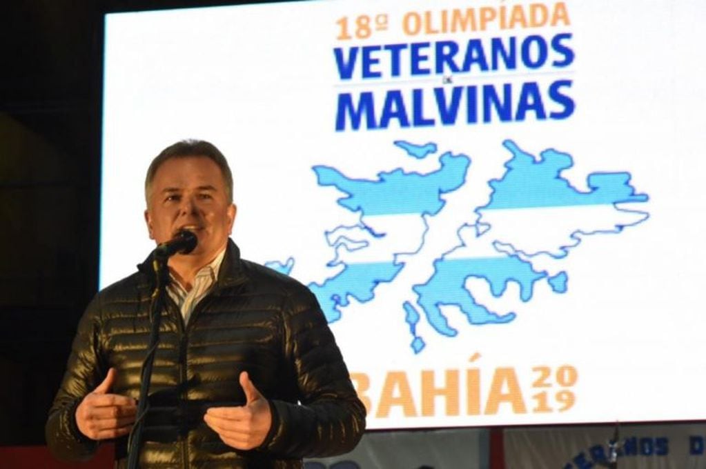 Intendetnte Héctor Gay en la apertura de los juegos olímpicos para héroes de Malvinas
