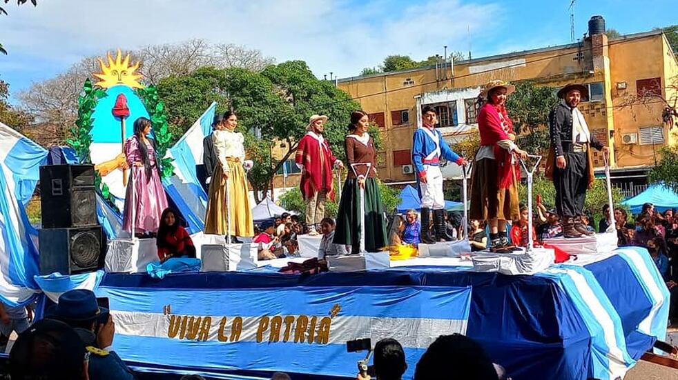 Una lograda carroza alegórica mostró a los personajes típicos de la época de la Revolución de Mayo, en los festejos en San Pedro de Jujuy.