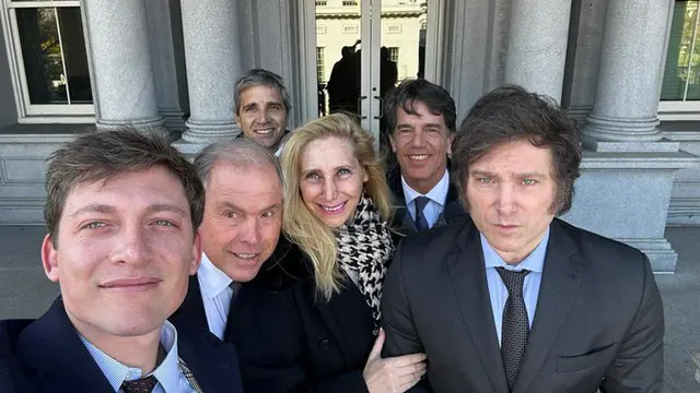 Estados Unidos: Agustín Romo, Gerardo Werthein, Luis Caputo, Karina Milei, Nicolás Posse, y Javier Milei saliendo de la Casa Blanca