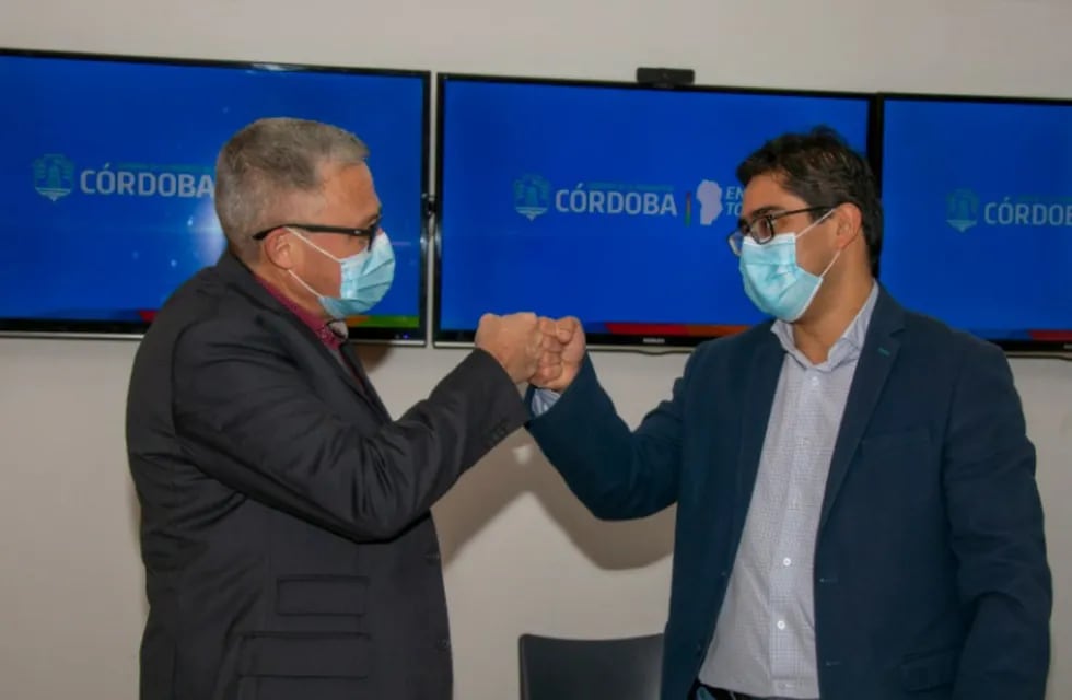 El intendente Gabriel Musso junto al ministro de Salud, Diego Cardoza, tras la firma del convenio. (Foto: Facebook / Municipalidad de Cosquín Oficial).