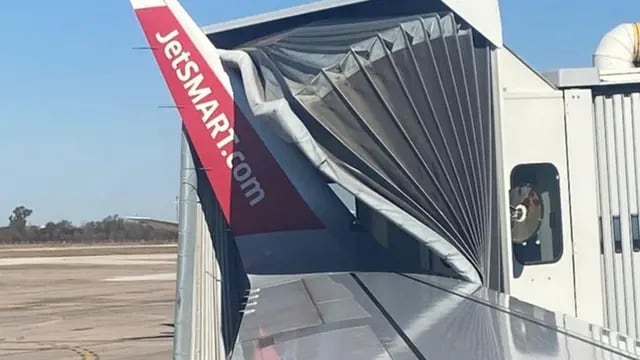 Avión de JetSmart chocó la manga de pasajeros