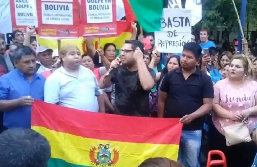 Ciudadanos bolivanos en Mendoza, se manifestaron frente el Consulado de ese país.