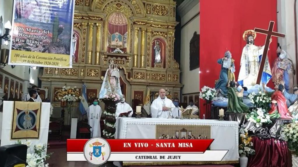 La Santa Misa en el día de San Salvador, este año fue transmitida por medios digitales y audiovisuales.