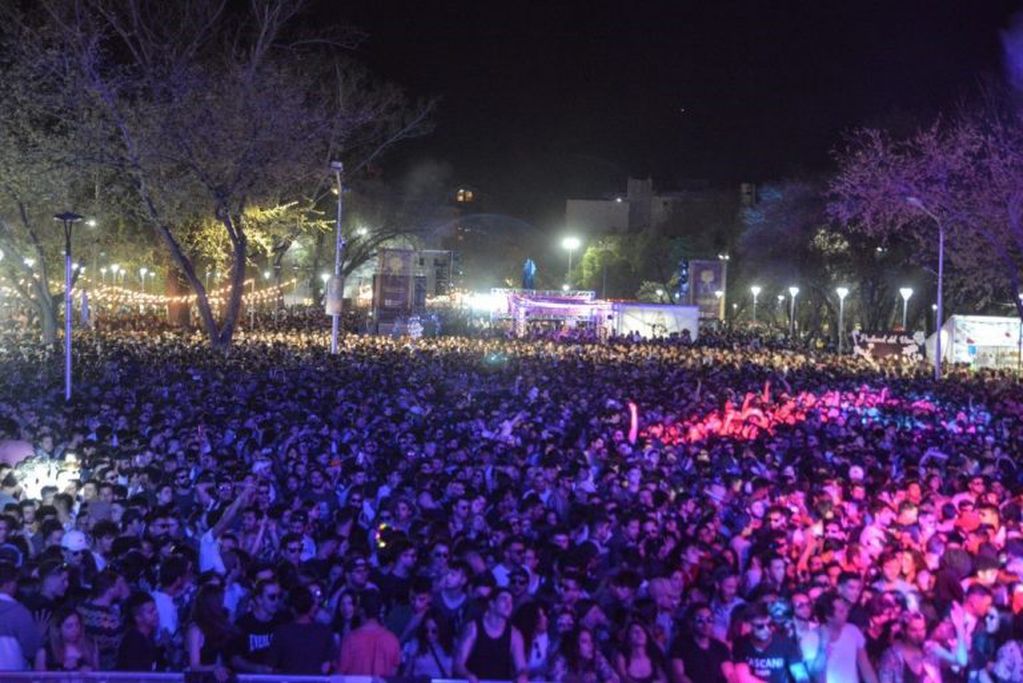 Una multitud fue a la Peatonal del vino.