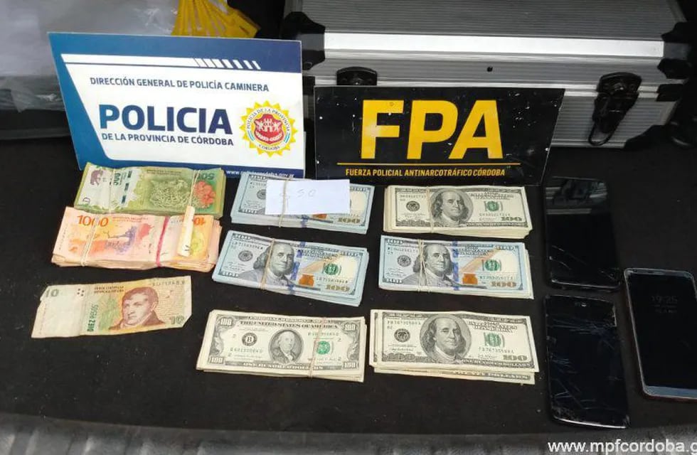Secuestro de drogas y dinero en efectivo en Malagueño. (Foto: Fuerza Policial Antinarcotráfico).