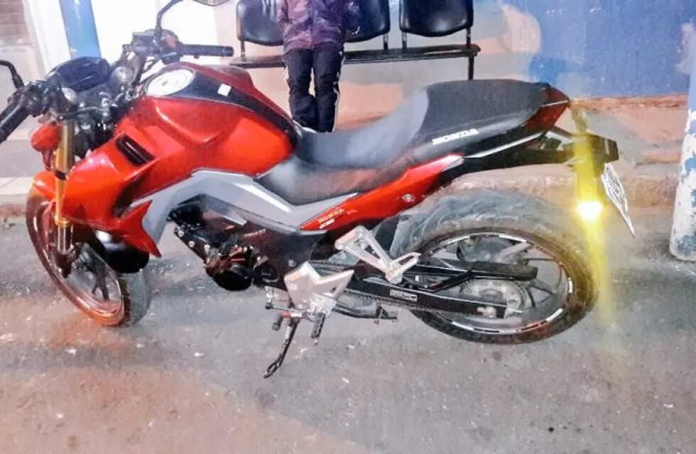 La Honda CB fue secuestrada y trasladada a la Comisaría 12°. (@policia_fe)