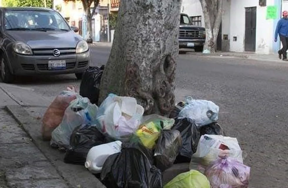 Se pide colaboración a los vecinos para evitar basura en la calle.