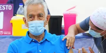 Alberto Rodríguez Saá siendo vacunado contra el Covid