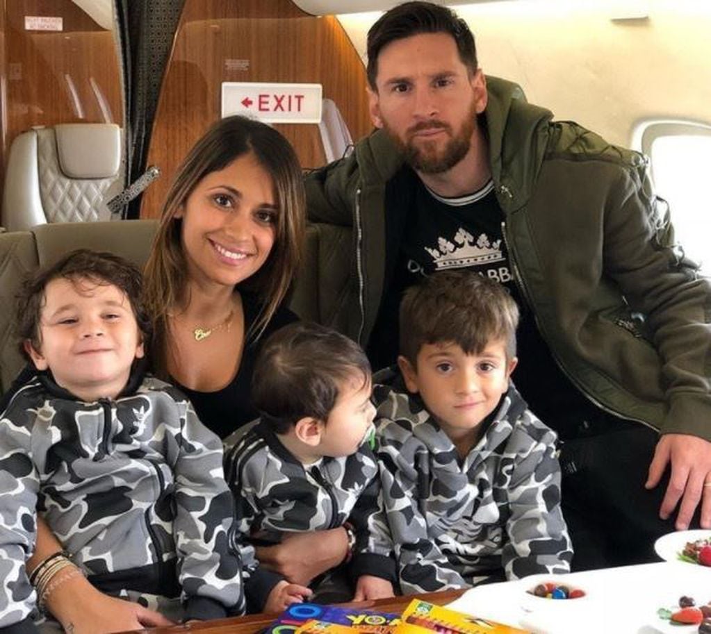 Lionel Messi y familia vuelven a España en  el avión privado, tras celebrar la Navidad en Rosario.