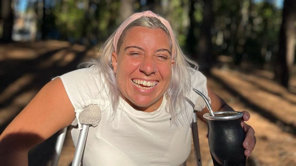 Candelaria Storniolo, la joven víctima de un hecho de inseguridad en Córdoba, recuperó su silla de ruedas (Instagram @can_world).
