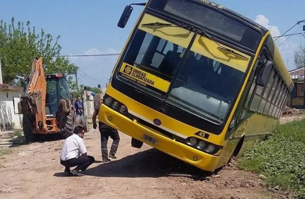 La unidad de Rosario Bus quedó a punto de volcar luego del accidente. (5wNoticias)