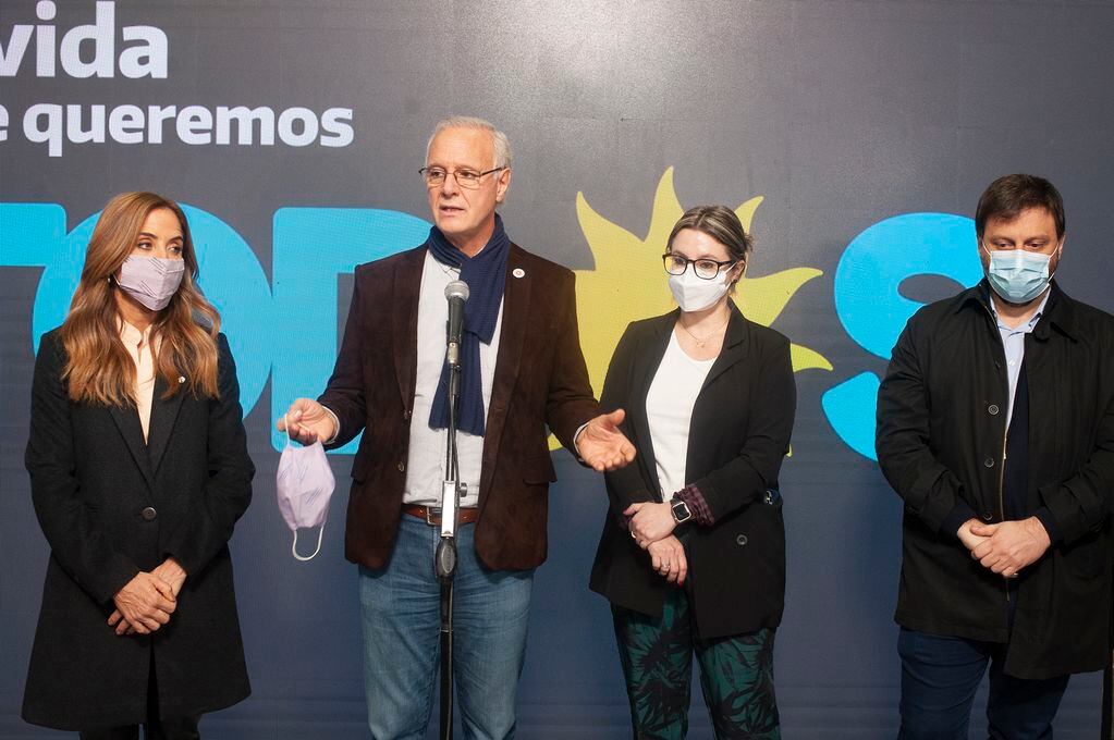 Victoria Tolosa Paz, Daniel Gollán, Gisela Marziotta y Leandro Santoro. (Foto: Clarín)