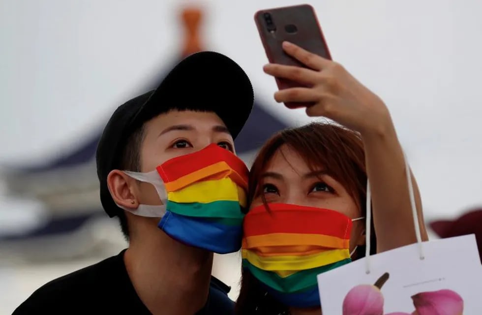 Taipei (Taiwan), 28/06/2020.- Members of the LGBT community join a march to celebrate the Pride month at the National Chiang Kai-shek Memorial Hall in Taipei, Taiwan, 28 June 2020. Due to the coronavirus pandemic, Taiwan is one of the few countries to hold this year'Äôs 50th anniversary Pride March. EFE/EPA/RITCHIE B. TONGO