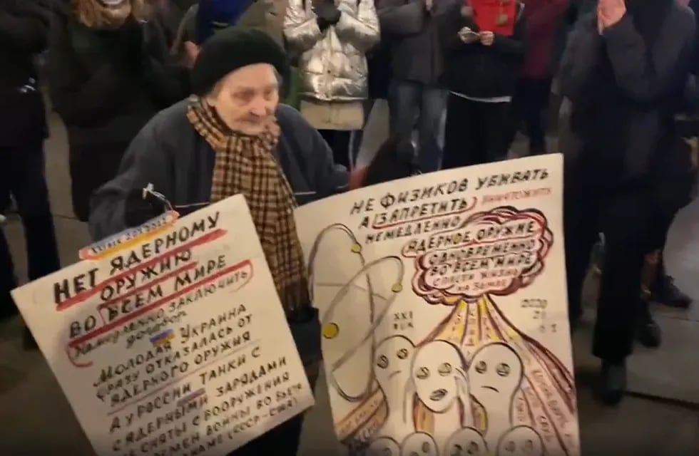 Yelena Osipova, la sobreviviente de la Segunda Guerra Mundial, que protesta contra la invasión de Rusia a Ucrania.