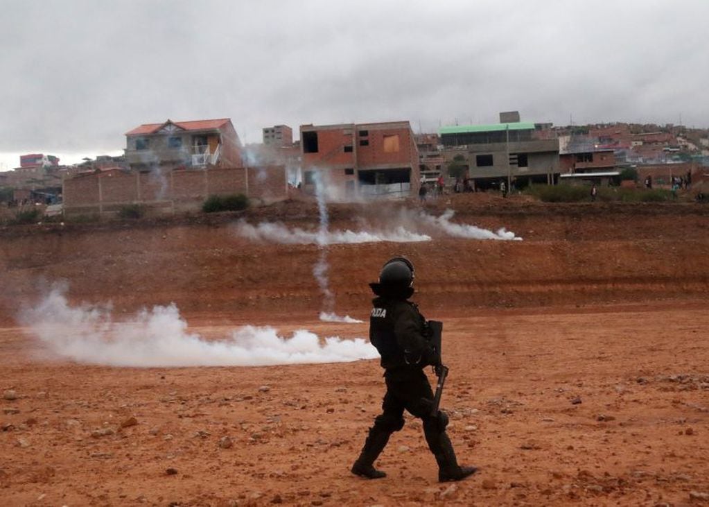 Miembros de las fuerzas armadas lanzan gas lacrimógeno durante un operativo militar y policial este sábado, en Cochabamba (Bolivia). (Foto: EFE/ Jorge Ábrego)