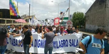Manifestantes en Avellaneda reclaman la liberación de Milagro Sala. (Twitter)