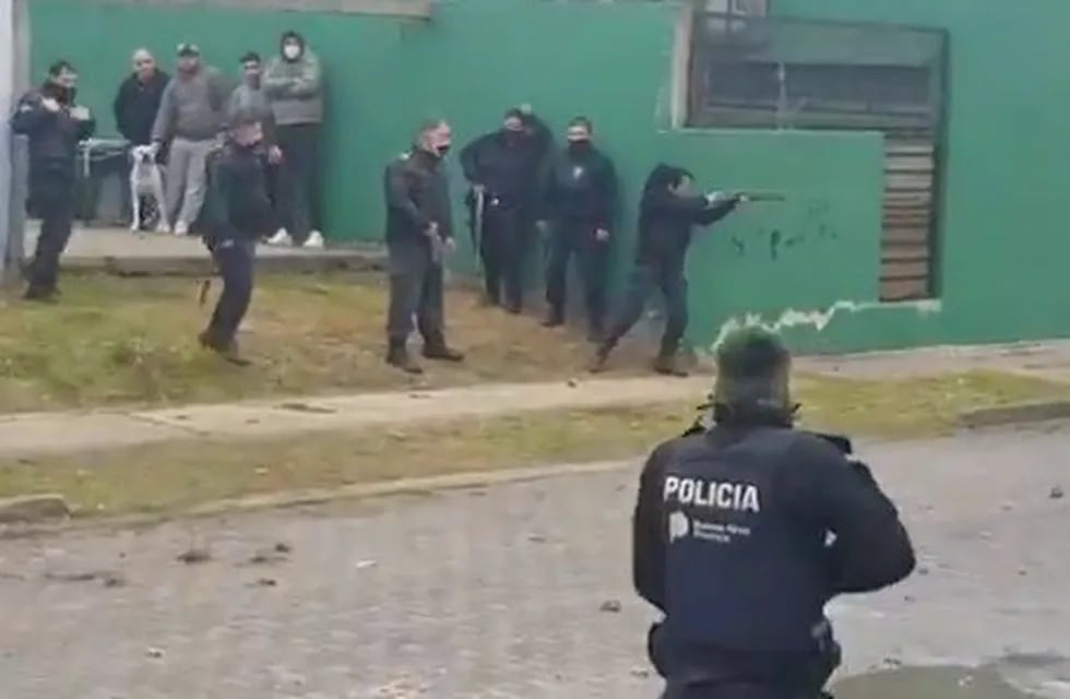 Enfrentamiento entre la policía y vecinos de Ensenada (Captura Twitter)