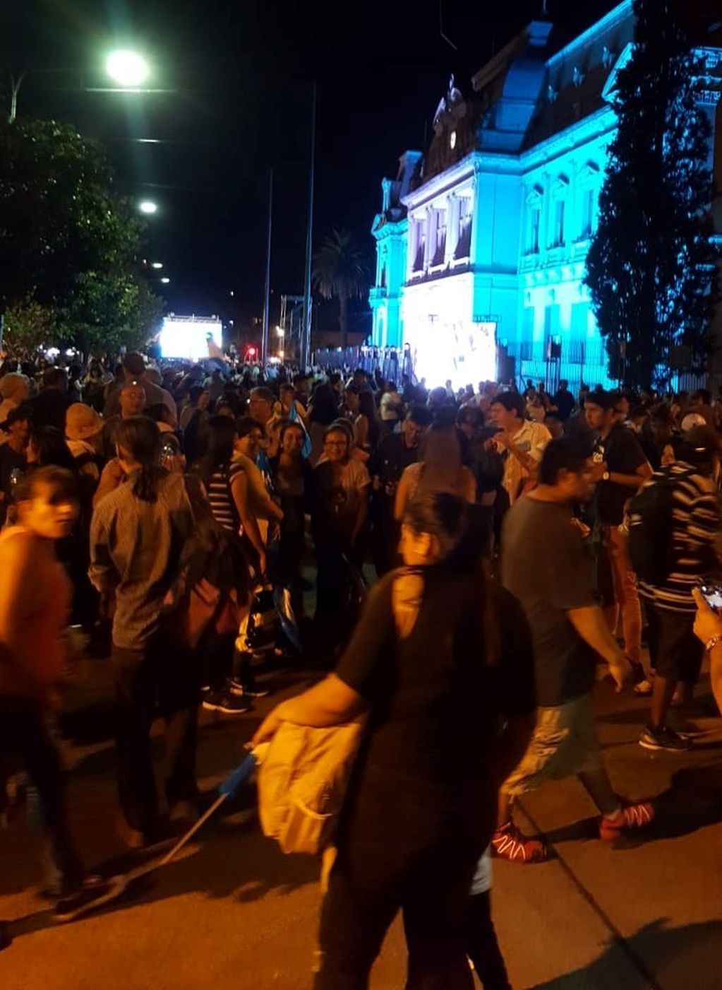 La multitud que respondió a la convocatoria ocupó la plaza Belgrano y calle San Martín, en el frente de la Casa de Gobierno.