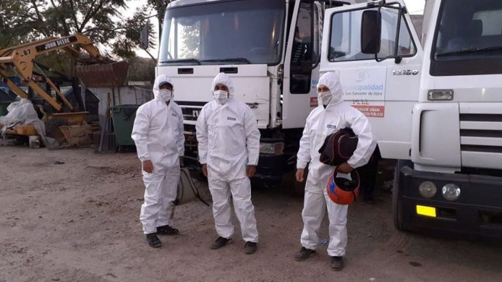Trabajadores del servicio de recolección de residuos del municipio, con el equipamiento de protección recibido.