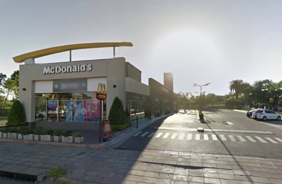 El ataque se produjo en el local de McDonald's ubicado sobre Bulevar Oroño y Jorge Cura en Rosario. (Google Street View)