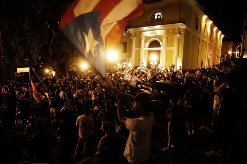 Decenas de personas celebran tras el anuncio del gobernador de Puerto Rico, Ricardo Rosselló, este miércoles, en los alrededores de la Fortaleza, en San Juan (Puerto Rico). EFE/ Thais Llorca