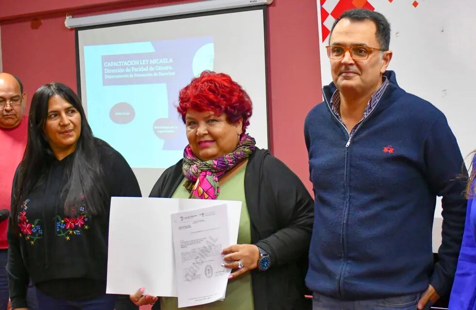 El presidente del Concejo Deliberante de San Salvador de Jujuy, Lisandro Aguiar, entregó junto a la concejal Patricia Moya las declaraciones "de interés municipal" a acciones implementadas para la promoción de derechos y el abordaje de las violencias en la ciudad.