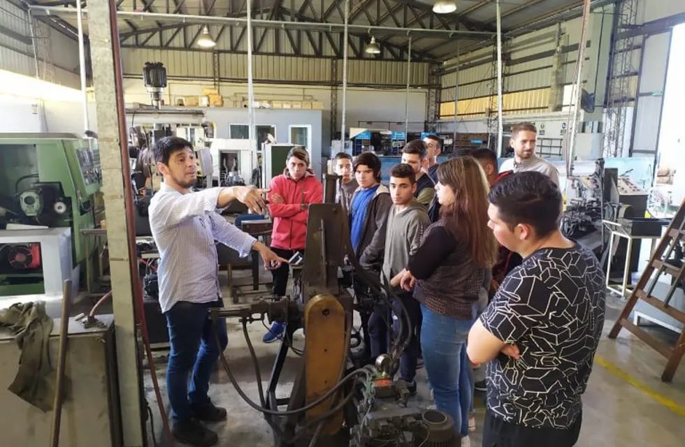 Alumnos del Centro Municipal de Capacitación en Oficios recorrieron una metalúrgica (Prensa Municipalidad de Rafaela)