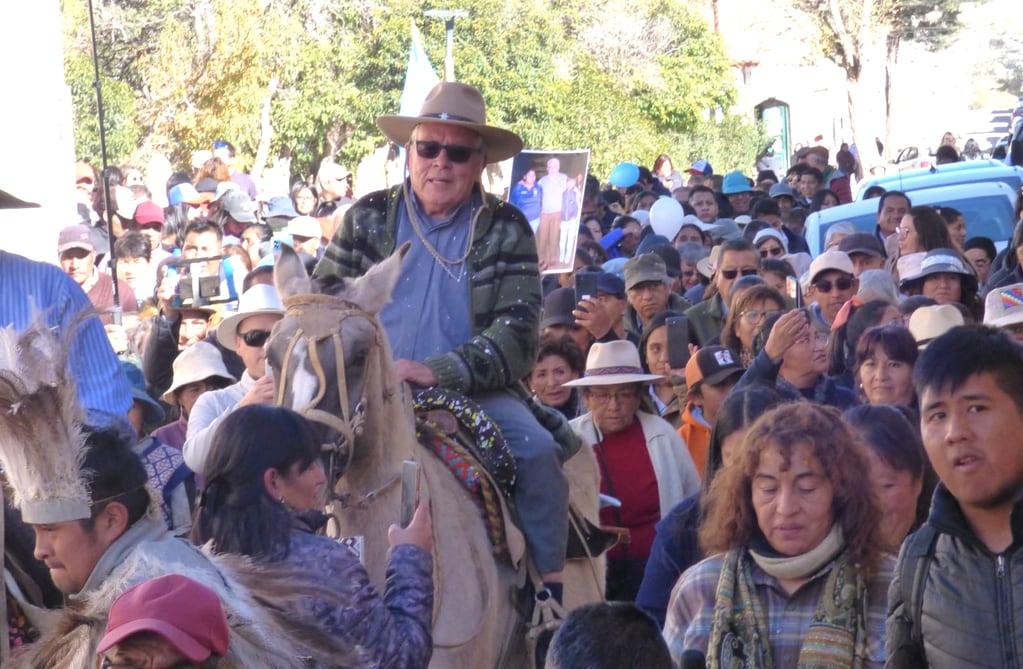 Montado a caballo, el monseñor Olmedo encabezó la caminata “Las huellas evangelizadoras de nuestros sacerdotes claretianos”, en Humahuaca, en ocasión de su despedida.