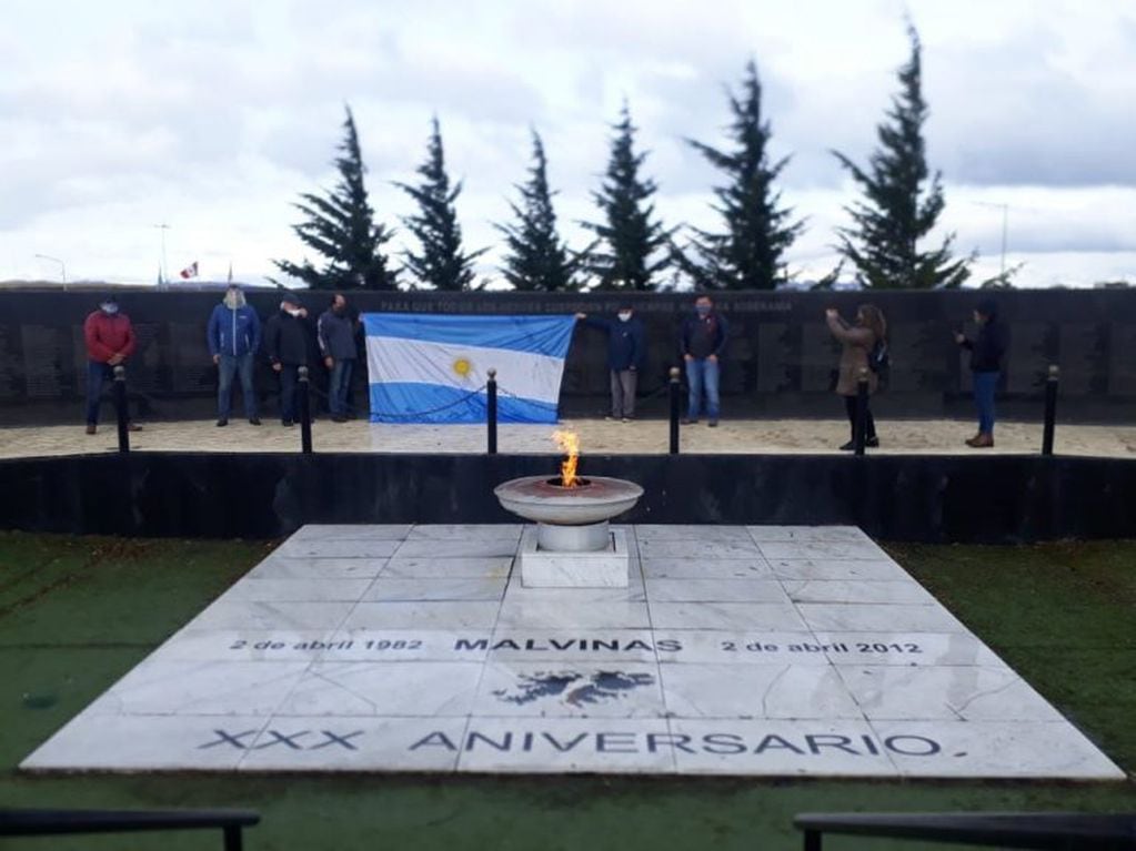 La llama votiva de Malvinas, fue testigo de la defensa de los Símbolos Patrios en Ushuaia, hacia el resto del país.