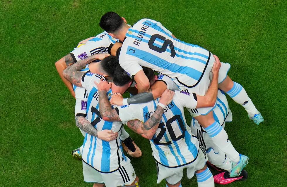 Julián Álvarez arriba de todos. Dos goles suyos para que Argentina despache a Croacia en semifinales (AP)
