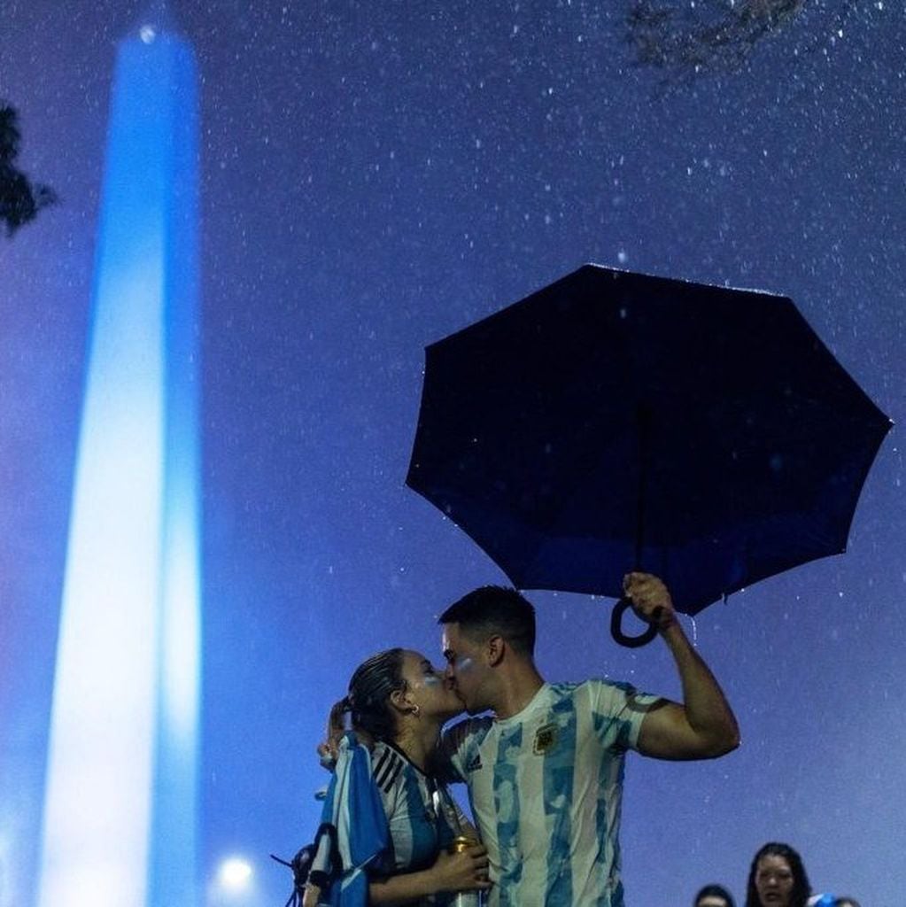 El beso viral en el Obelisco durante los festejos por el Mundial de Qatar.