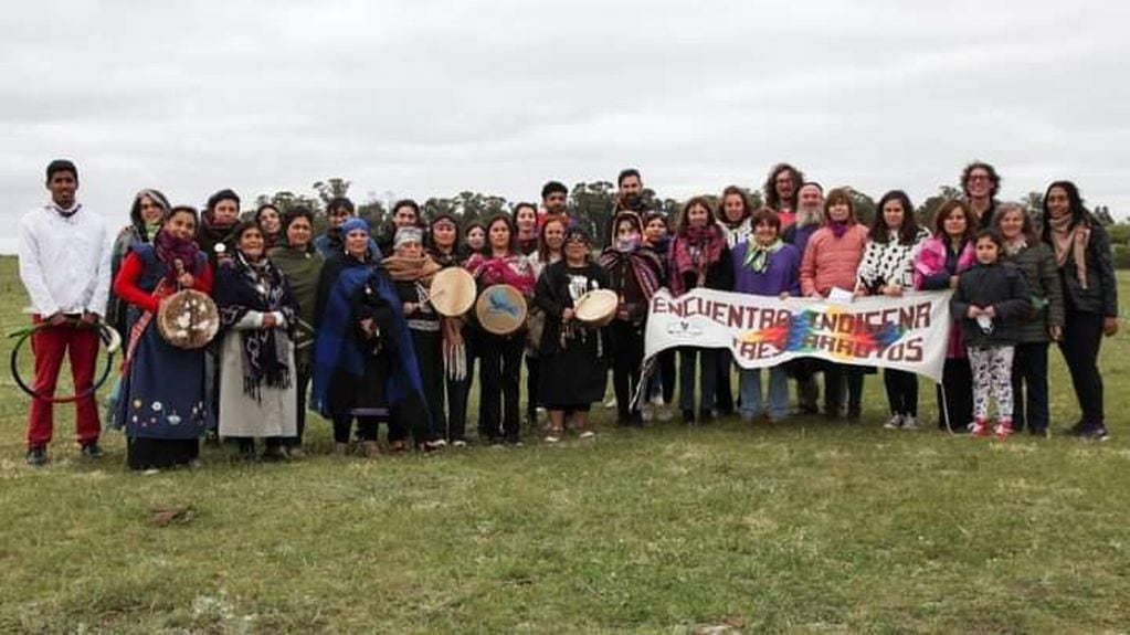ntegrantes de la Asociación Encuentro Indígena junto a dirigentes indígenas en el Sitio Arroyo Seco.