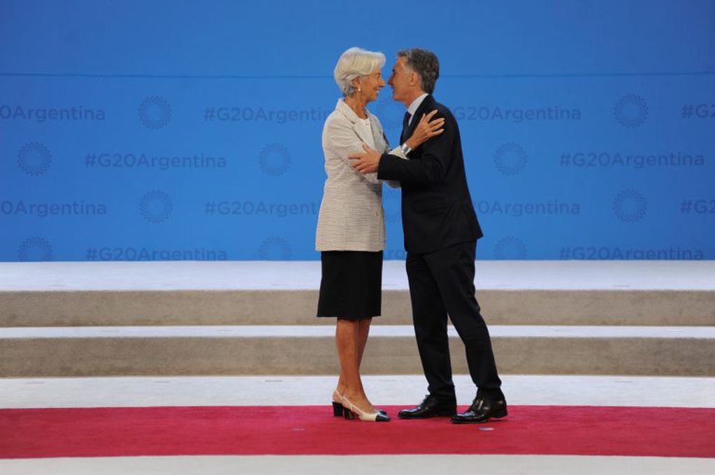 Mauricio Macri saluda a Christine Lagarde, la Directora del Fondo Monetario Internacional.