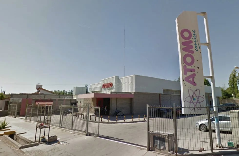 Esta es la sucursal de supermercados Átomo que fue robada esta tarde por una banda de más de 10 delincuentes armados. Gentileza El Sol