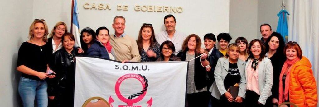 El gobernador Mariano Arcioni junto a las mujeres del gremio SOMU que buscan ser incluídas en las nóminas de la actividad pesquera.
