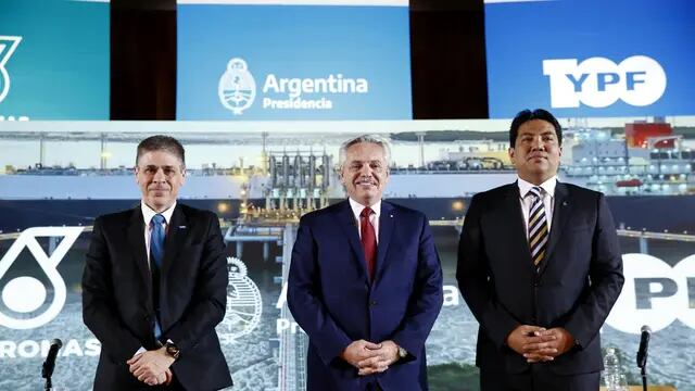 Alberto Fernández junto a los presidentes de YPF y Petronas