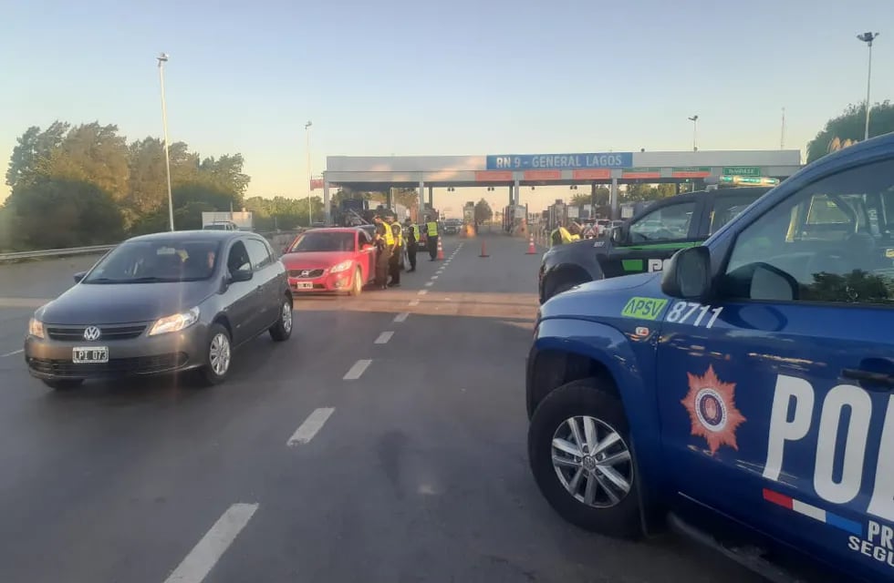 La Policía de Santa Fe reforzó los controles en el peaje de General Lagos sobre la autopista a Buenos Aires. (@redsegvial)