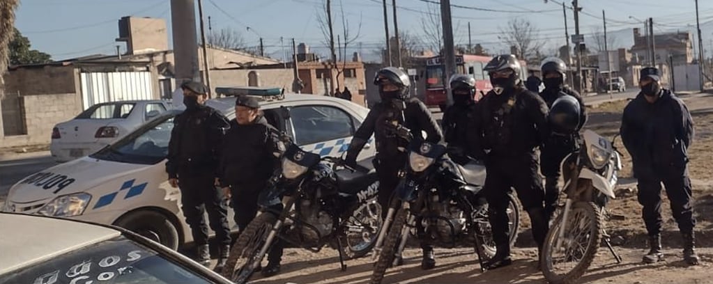 Efectivos de diferentes unidades de la Policía de Jujuy montaron retenes y efectúan rastrillajes en busca del prófugo José Luis Marino Rótolos.