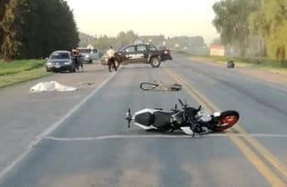 Un motociclista y un ciclista fallecieron en la A012, cerca de Roldán. (Rosario3)